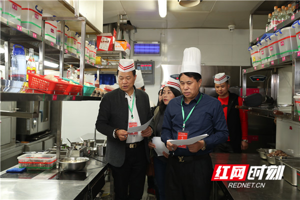 专家评审团在鱼莲山后厨参观。