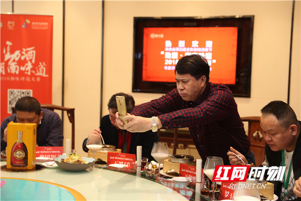 专家评审团品尝菜品，并为其打分。