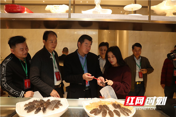 专家评审团在南景饭店查看食材原材料，并为其打分。