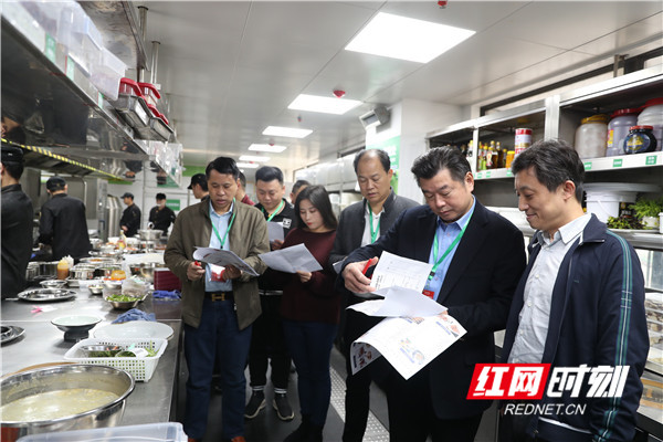 专家评审团在南景饭店后厨参观，并为其打分。