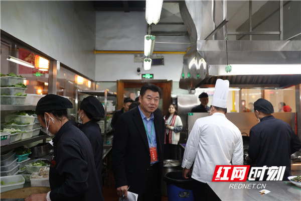 专家评审团在大鸽饭后厨参观，并为其打分。