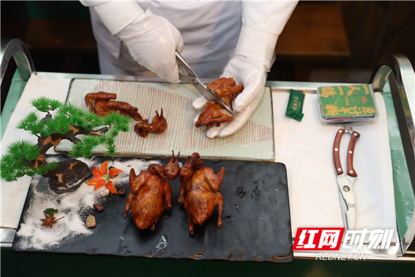 大鸽饭工作人员现场剪鸽。