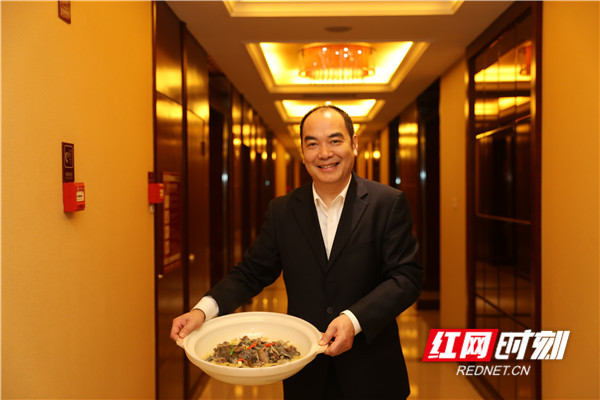 鑫田国际大饭店负责人展示其精美菜品。