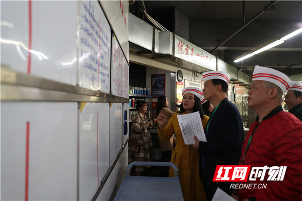 专家评审团在饭怕鱼后厨参观，并为其卫生情况等打分。