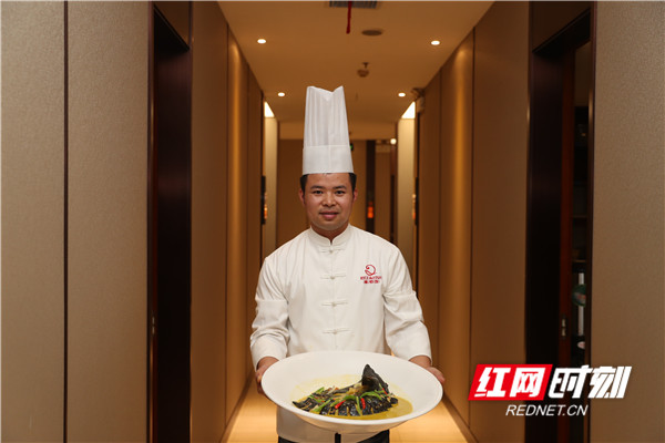 饭怕鱼工作人员展示精美菜品。