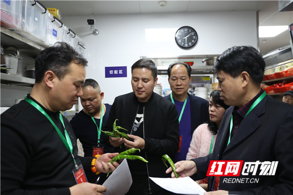 辣椒树负责人向专家评审团介绍食材原材料。