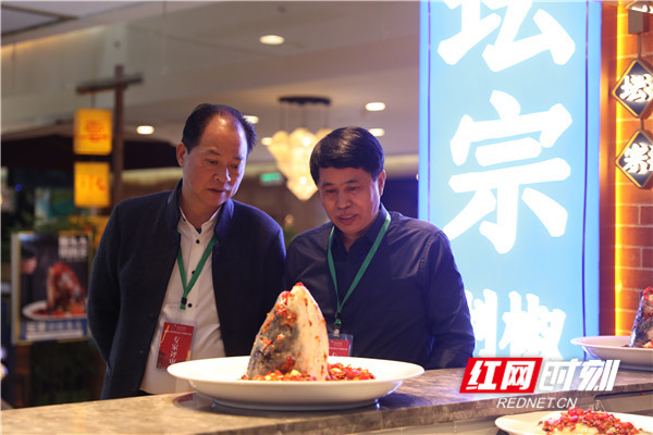 专家评审团在坛宗鱼头。