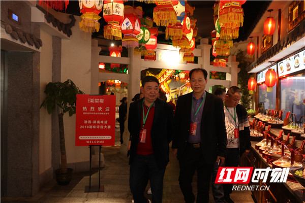 专家评审团在湘菜根参观测评。