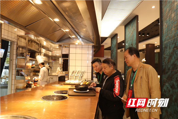 专家评审团在最湘参观。