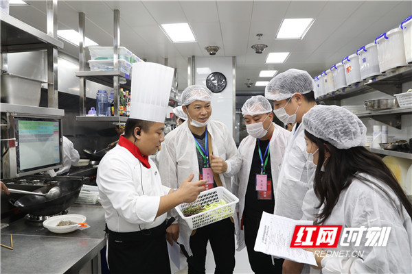 最湘工作人员向专家评审团介绍食材原材料。