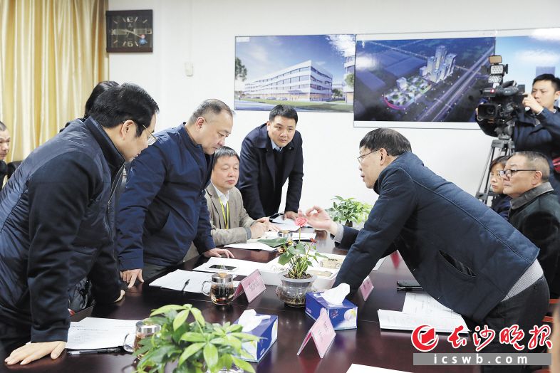 长沙经开区第73帮扶小分队到华天光电走访。 长沙晚报通讯员 蒋炼 摄