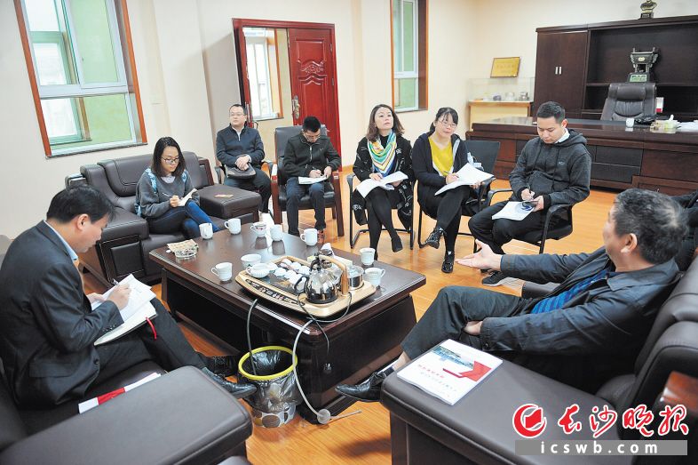 望城经开区第15帮扶小分队走访望城区企业仁鑫电子时,听董事长雷静(右)介绍情况。长沙晚报记者 小刘军 摄