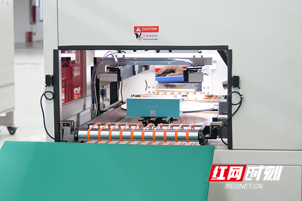 伟创力首台手机下线副本.jpg 伟创力首台手机下线副本.jpg