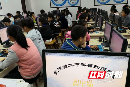 学生们在电脑上认真的做着科普知识题.png