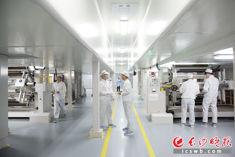 　　2017年10月，烁普汽车动力锂电池隔膜项目在长沙经开区动工建设，如今该项目第一条隔膜生产线已正式投产。  刘晓东 摄