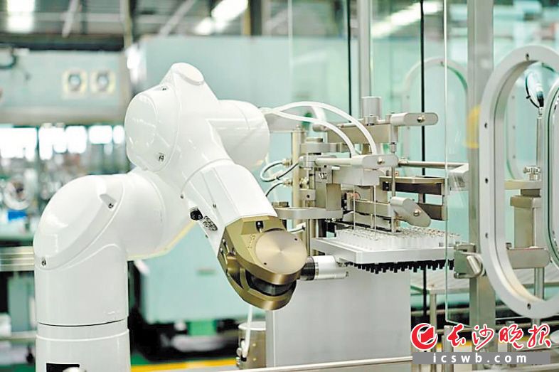 楚天科技医药无菌生产智能机器人。