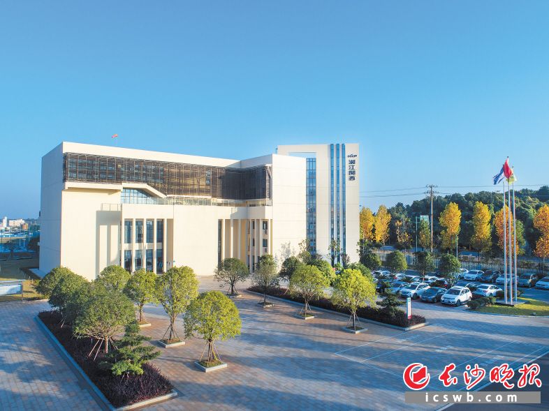 　　湘江关西涂料一期去年4月底正式投产，提前追加投资的二期正在加紧建设，项目全部建成后，将成为全国最大的专业涂料生产基地和研发中心。       均为望城高新区供图