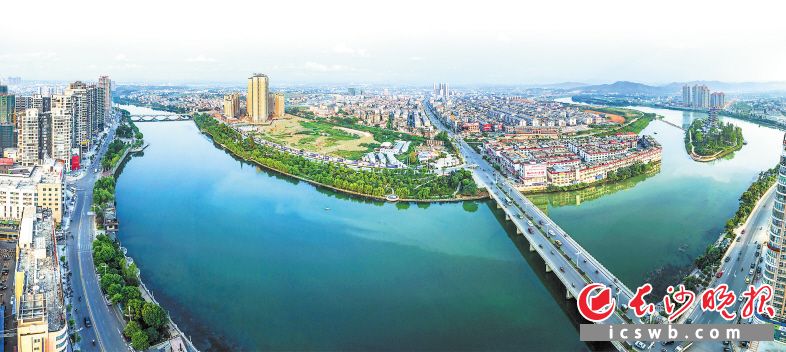 ↓蓝天碧水滋养出美丽宁乡。邓兴 摄