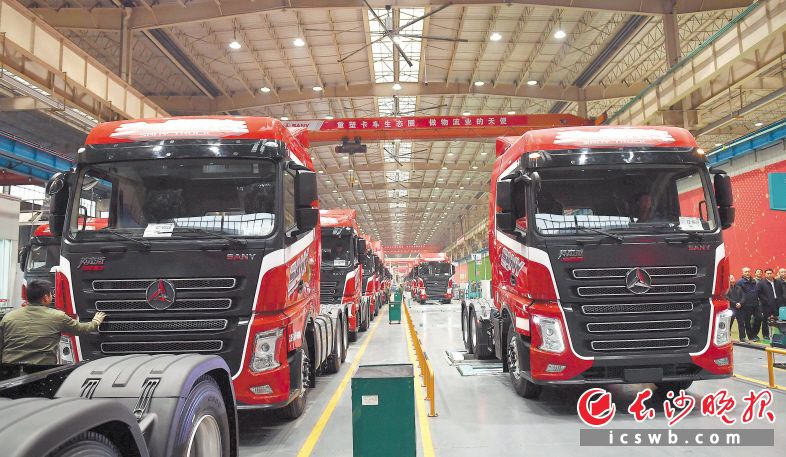 　　↓三一智能网联重卡项目是三一集团有限公司实施实体经济与互联网深度融合数字化转型的典型示范项目，今年4月正式启动，总投资100亿元。该项目开创了依靠互联网优势卡车销售新模式。自5月18日上市以来，已在互联网上销售卡车超6000台。