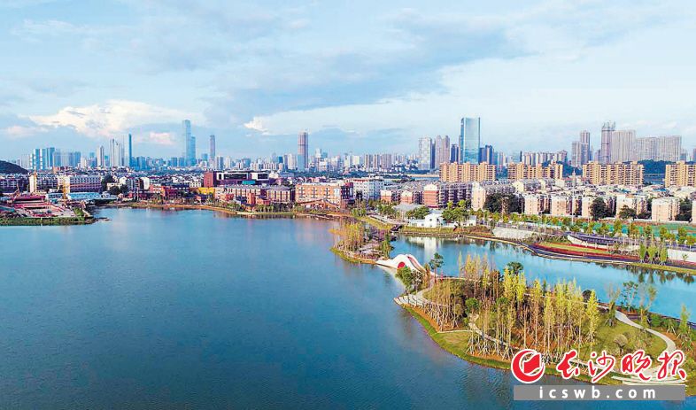 　　位于岳麓山国家大学科技城核心区域的后湖科创·文化产业园，总面积140公顷，总投资31亿元。目前已建设艺术小镇、创意设计小镇、科创梦想小镇等一批“园中园”，聚焦科创经济、文化艺术两大重点，正全力打造规模过百亿元的科创文化产业集群。长沙晚报记者 王志伟 周柏平 摄影报道