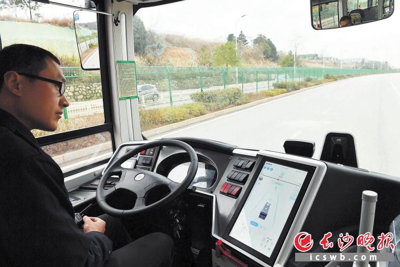 　　国家智能网联汽车（长沙）测试区位于湖南湘江新区，2016年开始建设，总投资约18.96亿元，今年6月12日正式开园。今年11月28日，测试区获“国家智能网联汽车（长沙）测试区”牌照。