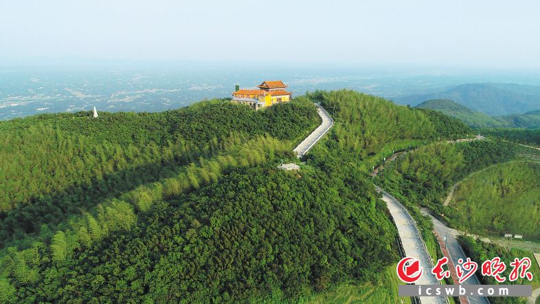 影珠山旅遊景區山勢雄偉,山峰連綿,有大小峰巒70餘座,森林覆蓋率