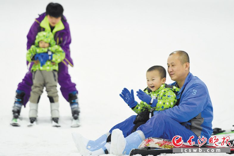 　　三只熊冰雪王国里，孩子们体验冰雪运动的乐趣。长沙晚报记者 黄启晴 摄