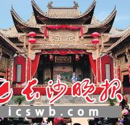 游客正在古戏台看戏。宇芳 摄