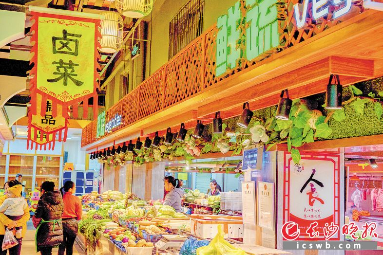 雨花区活力便民生鲜市场不仅菜品丰富、设施齐全,彰显出来的“艺术范”,更让居民耳目一新。长沙晚报记者 陈飞 摄