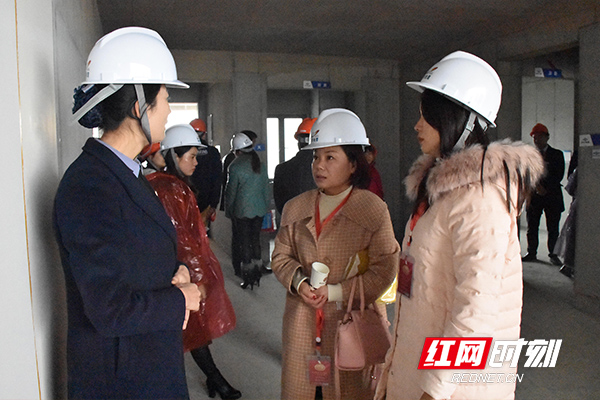 业主向工作人员咨询。.jpg