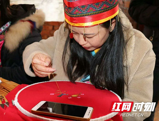 城步“半边天”靠苗绣脱贫增收