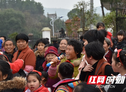 新邵县潭府乡周家村：公德教育入人心 老少孩提争抢脱贫知识题