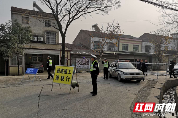 岳阳市公安局交通警察支队关于冷水铺铁路涵洞改造施工实施交通管制的
