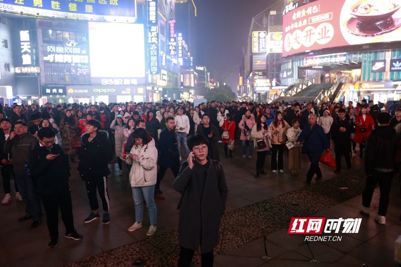 新年，人气。昨晚的长沙步行街黄兴广场LED大屏只为你闪亮。“星语星愿”大屏实时互动，万人寄语新年心愿。共同期待碧桂园·2019湖南新年音乐周，与美好音乐共迎新年。