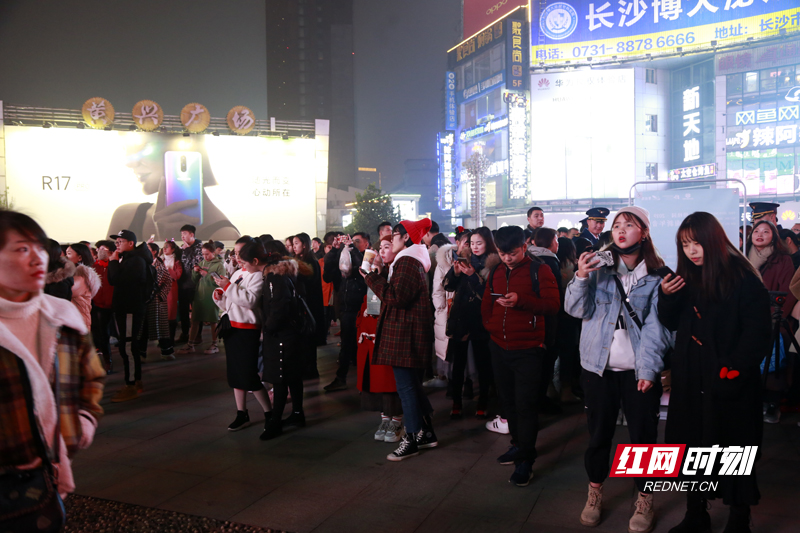 新年，人气。昨晚的长沙步行街黄兴广场LED大屏只为你闪亮。“星语星愿”大屏实时互动，万人寄语新年心愿。共同期待碧桂园·2019湖南新年音乐周，与美好音乐共迎新年。