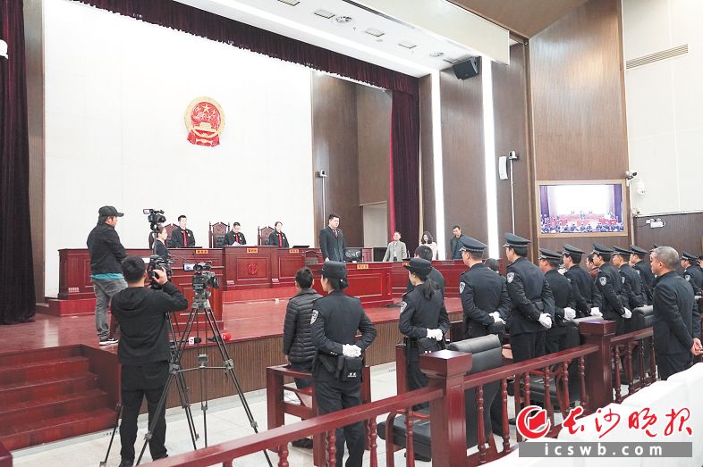 　　截至2018年11月29日，全市两级法院共审理扫黑除恶专项斗争刑事案件68案533人。　　均为长沙晚报记者余劭劼摄