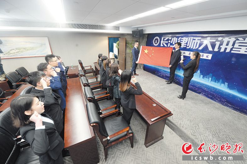 　　←市司法局组织举办“长沙律师大讲堂”，动员律师积极参与扫黑除恶专项斗争。     