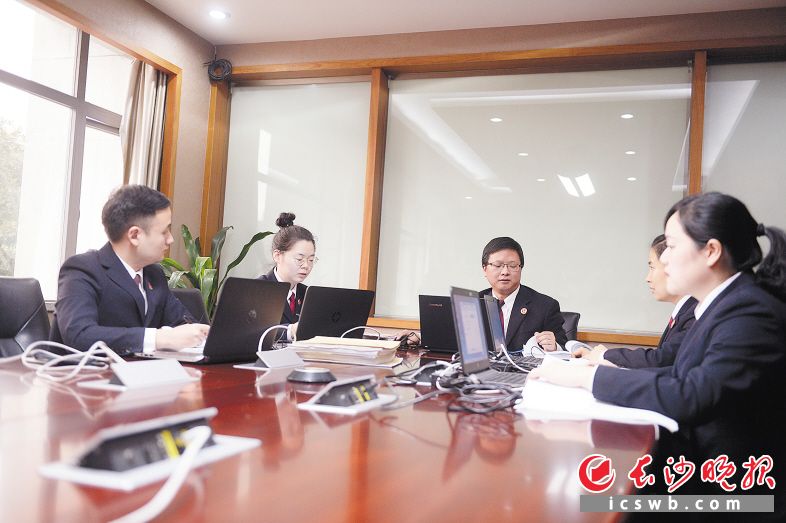 　　自扫黑除恶专项斗争开展以来，全市检察机关迅速启动开展专项斗争。