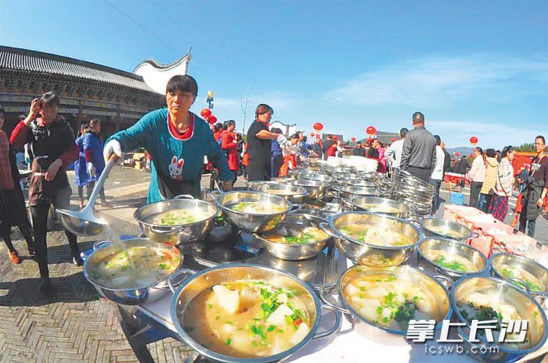 　　首届宁乡沩山康养年俗文化节已正式启动，邀游客品尝地道年味。长沙晚报记者 张洋子 摄