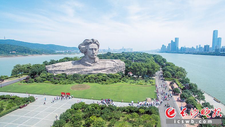 　　橘子洲是全国红色旅游经典景区、湖南省爱国主义教育基地，浓郁的红色文化吸引游客纷至沓来。王志伟 摄