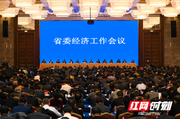 “企业家坐中间、市委书记坐两边”的座次安排传递什么信号？