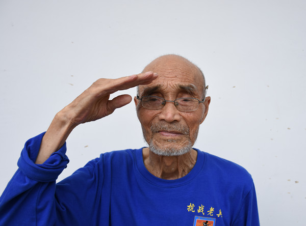"章春华98岁的章春华老人曾是一名辎重兵,每日装卸炮弹,挑子弹手榴弹