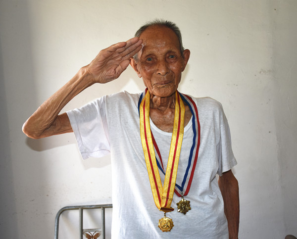 章春华98岁的章春华老人曾是一名辎重兵,每日装卸炮弹,挑子弹手榴弹箱