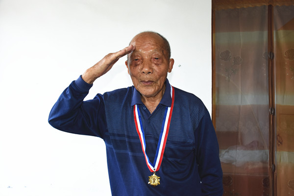 "章春华98岁的章春华老人曾是一名辎重兵,每日装卸炮弹,挑子弹手榴弹