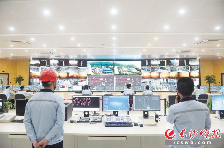 　　在中央控制室，工作人员正紧盯屏幕，认真查看各环节运行情况和各类参数指标是否正常。 余劭劼 摄