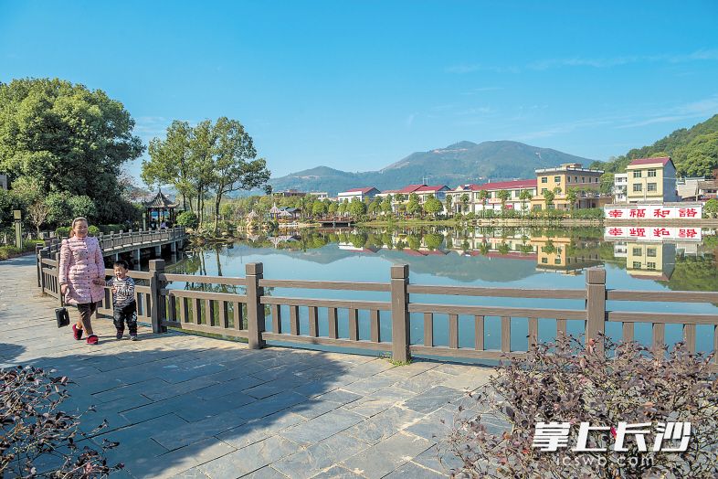 　　由村民、企业和社会各界人士捐资修建的浏阳大瑶镇南山湖健康主题公园内，建设了农民大舞台、休闲亭、观景台、文化长廊以及400米的健康步道，成为居民休闲好去处。 长沙晚报记者 陈飞 摄