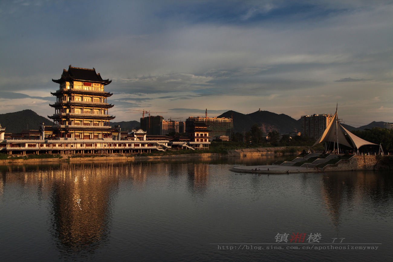 镇湘楼始建于明朝，是湘乡市历史上最负盛名的文化古楼，也是湘乡繁荣昌盛的见证和象征。经重修后，于2017年5月对外开放，成为湘乡市区一颗璀璨的“城市明珠”。