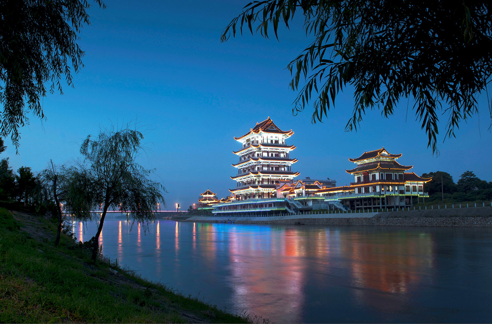 镇湘楼始建于明朝，是湘乡市历史上最负盛名的文化古楼，也是湘乡繁荣昌盛的见证和象征。经重修后，于2017年5月对外开放，成为湘乡市区一颗璀璨的“城市明珠”。