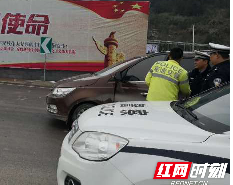 【交警直通车】驾驶人省道突发疾病 交警紧急护送就医