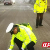 雨雪冰冻如期而至 南县公安交警严守岗位确保交通顺畅